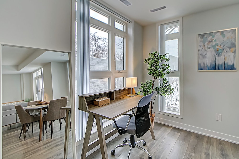 Modern 3BR Retreat Near Yorkdale Mall
