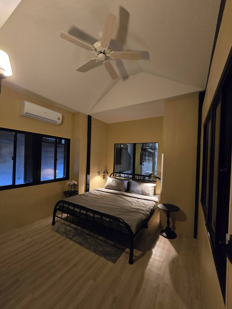 Homey Home UP Themed Near MRT Samyot