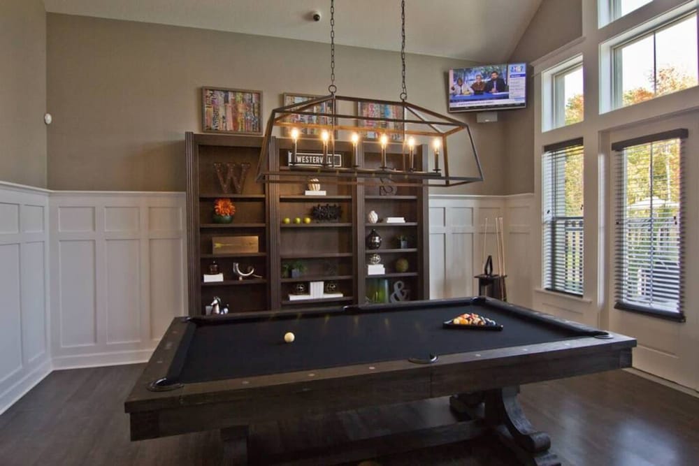 Woodland Penthouse 2BR W D Pool Gym Walkable