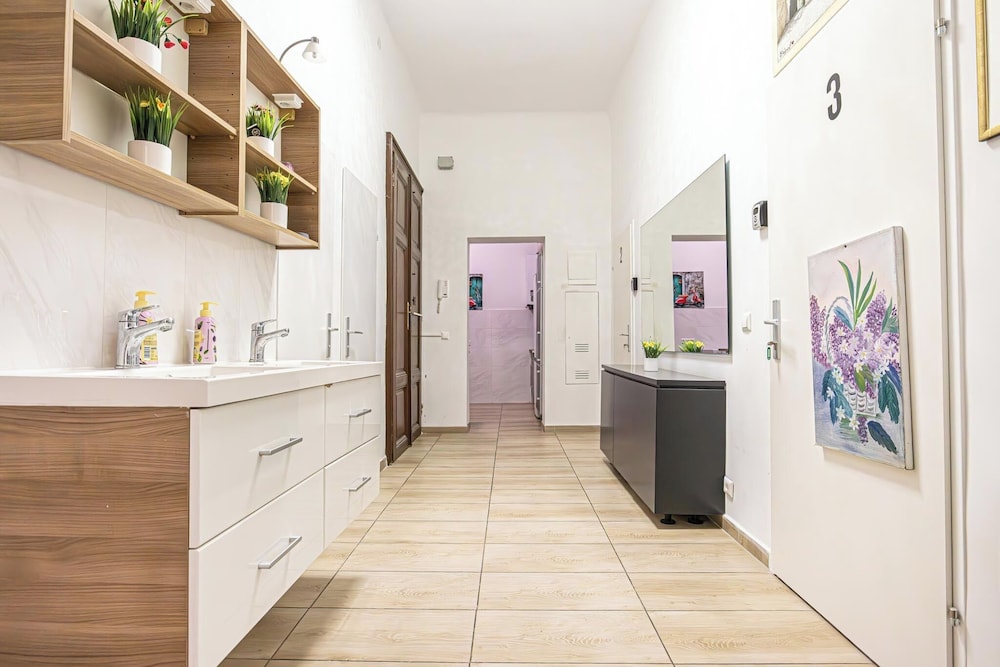 Spacious 5BR Apt Close to Augarten