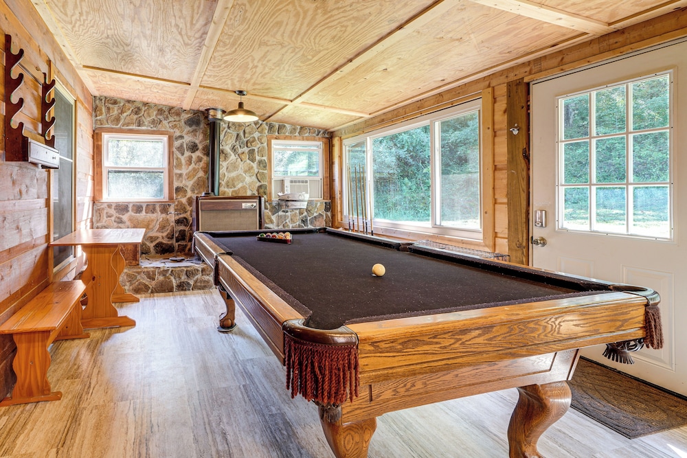 Rustic, Woodsy Cabin in Palestine w/ Pool Table!