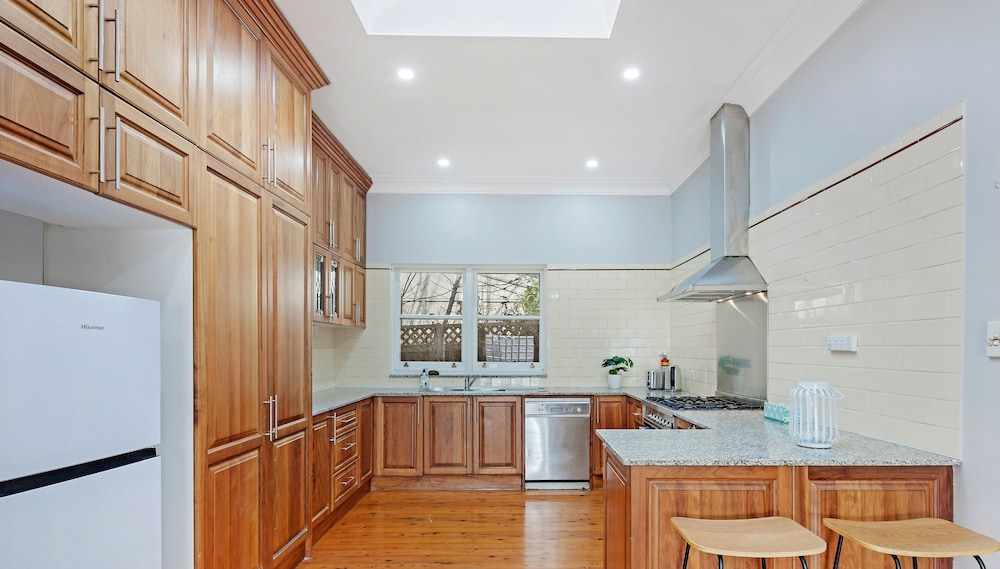 Kozyguru | Campsie | Oldie-Goodie Look 4 Bed House