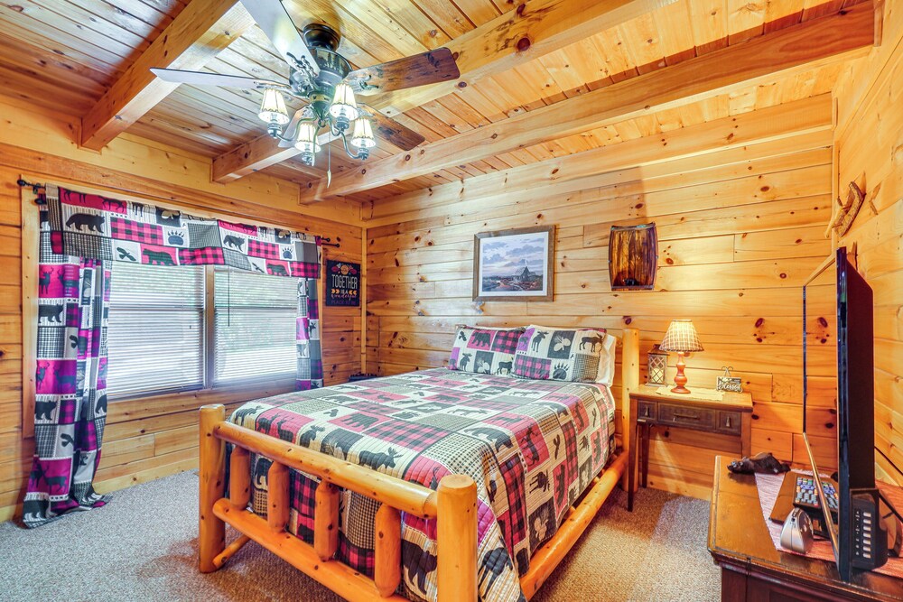 Cozy Cabin w/ Hot Tub < Half-mi to Douglas Lake! view 3