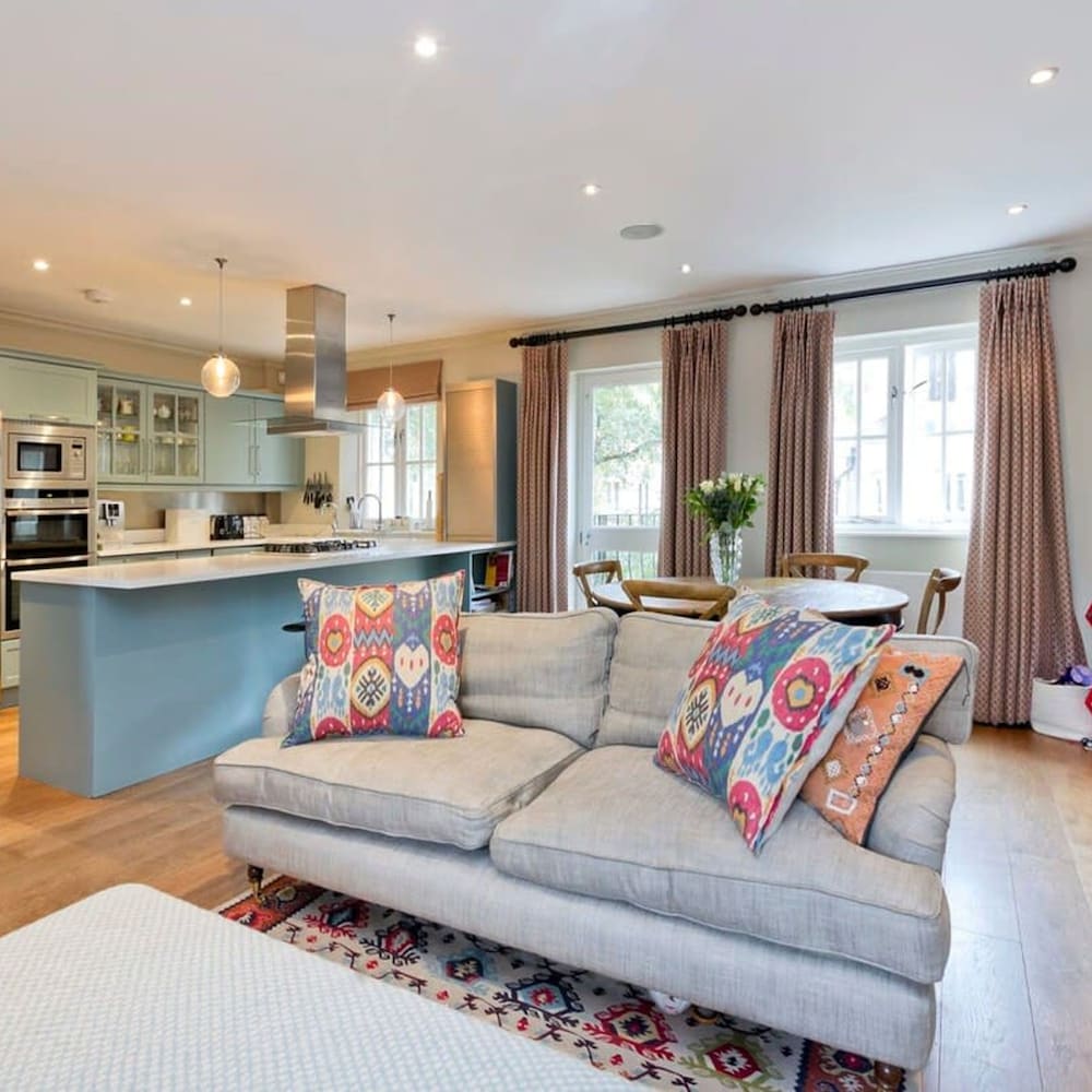Delightful 3-bed Family Home Bayswater