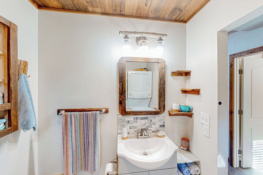 1BR Dog-friendly Lakefront Cabin w/ Canoes