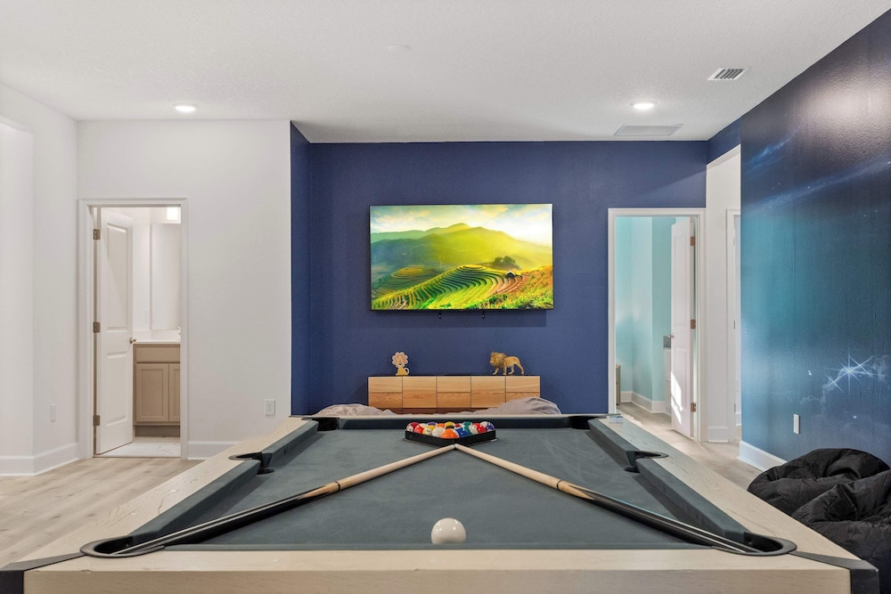 Grand 15-bedroom Villa -magical Themes, Pool & Game Loft, Lakeview