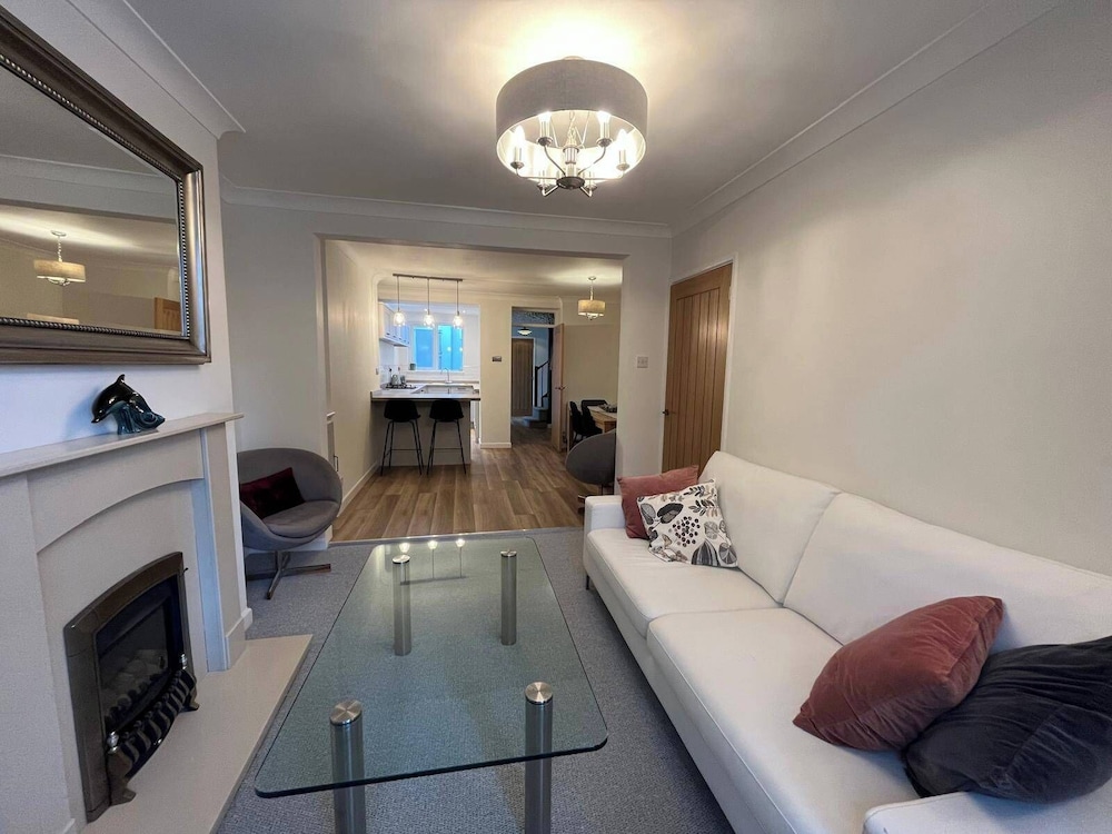 Charming 3-bed Cottage - Private Garden & Parking