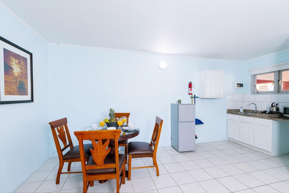 2BR 1BA Ground Level in the Heart of Aruba Pool