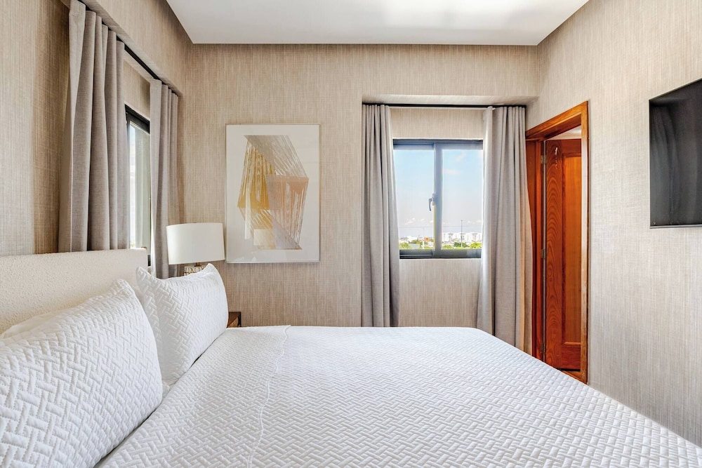 Luxurious Santo Domingo Apartment in Heart of the City, Wifi, Pool, Parking Free
