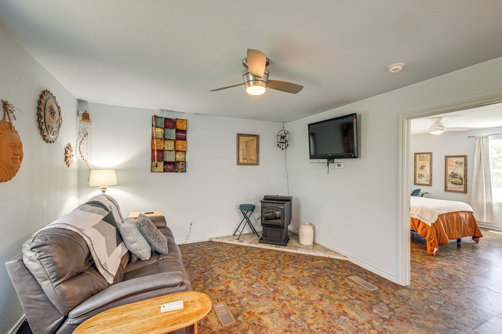 6 Mi to Granbury City Beach Park: Apt w/ Veranda!