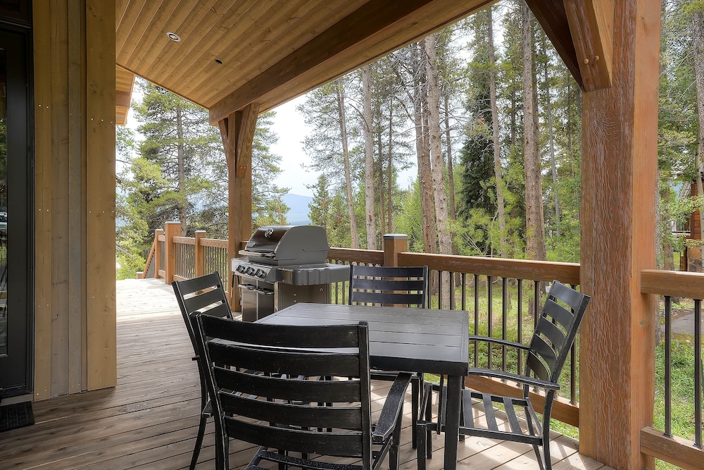 Sunrise Ski Haus 4 Bedroom Home by RedAwning