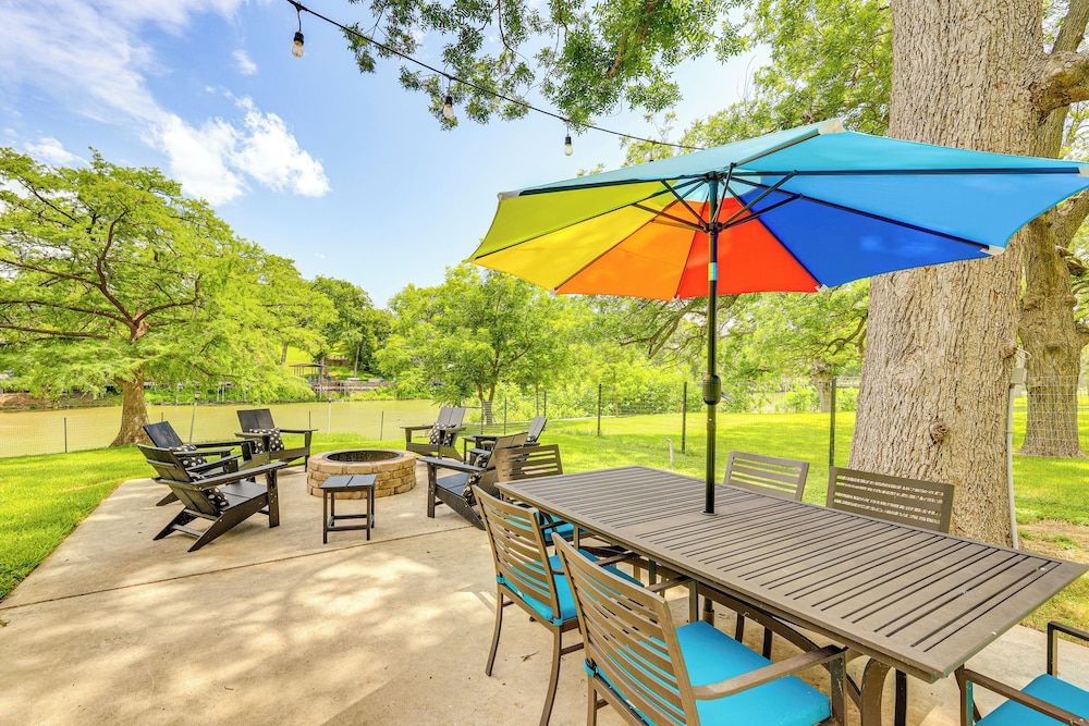 Mod on the Guad Home w/ Lake Mcqueeney Views!