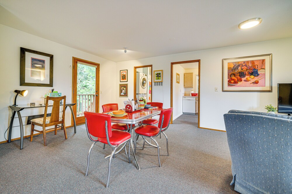2 Mi to Burien: Peaceful Studio w/ Deck!