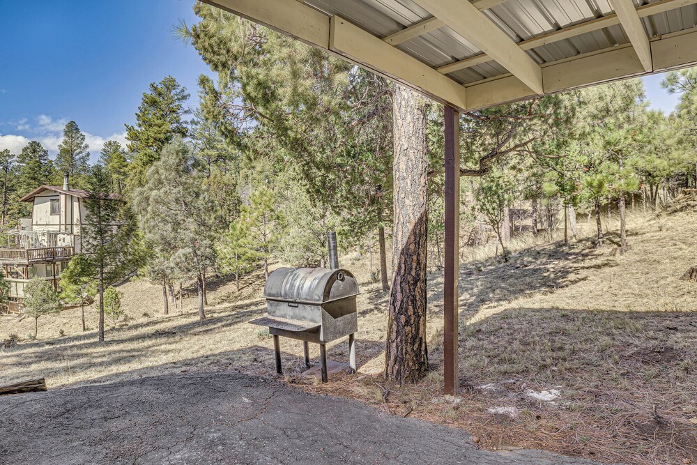 1 Mi to Downtown Ruidoso: Peaceful Forested Cabin!