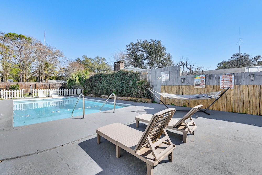 Fort Walton Home w/ Shared Pool - 2 Mi to Beach!