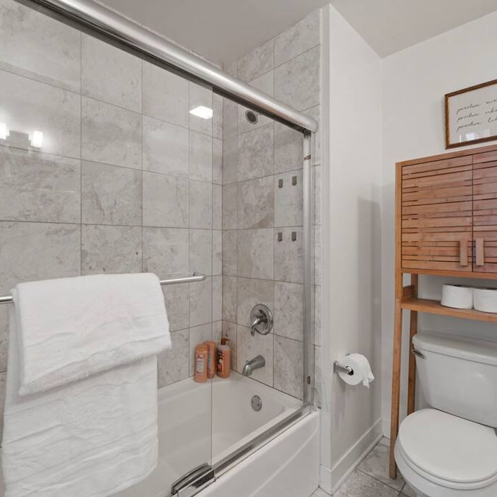 Sleek 2 Bed 2 Bath Condo in Trendy Fulton Market
