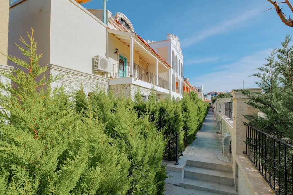 Hotel Helena - Image 1