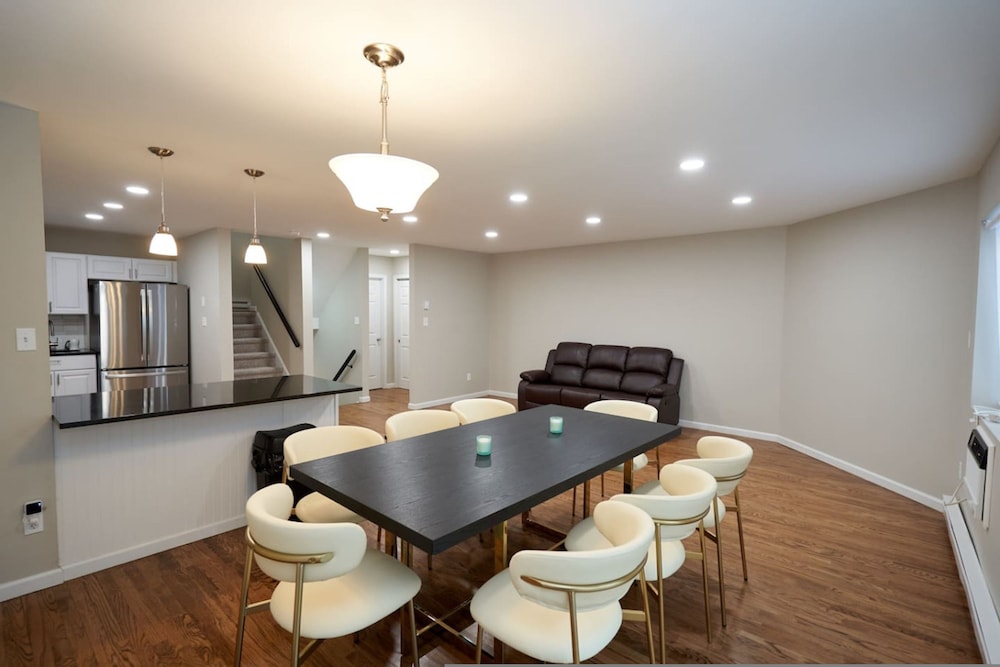 Modern Townhouse Retreat W Private Deck
