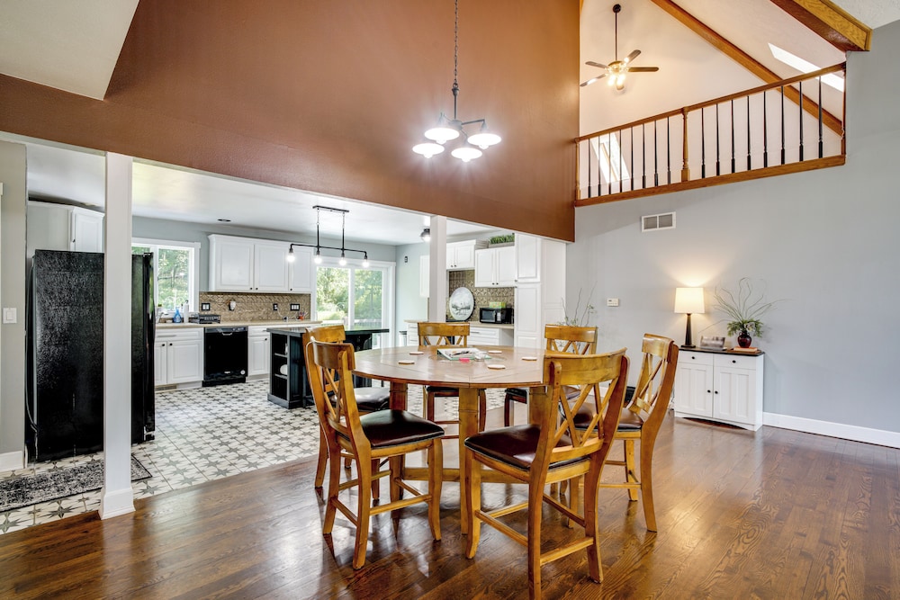 Spacious Family Villa w/ Decks in Chilton!