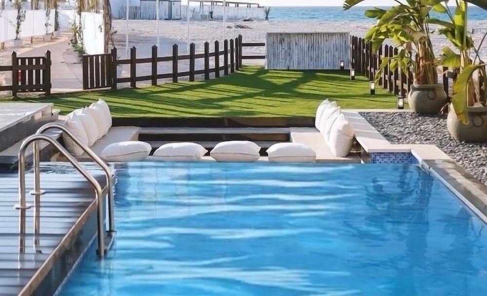 Hotel Nirvana Wellness Huts - White bay - Image 1