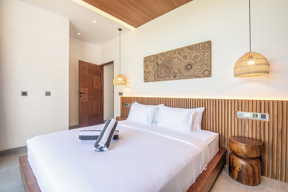 Opulent 5BR Modern Villa 400m From the Ocean