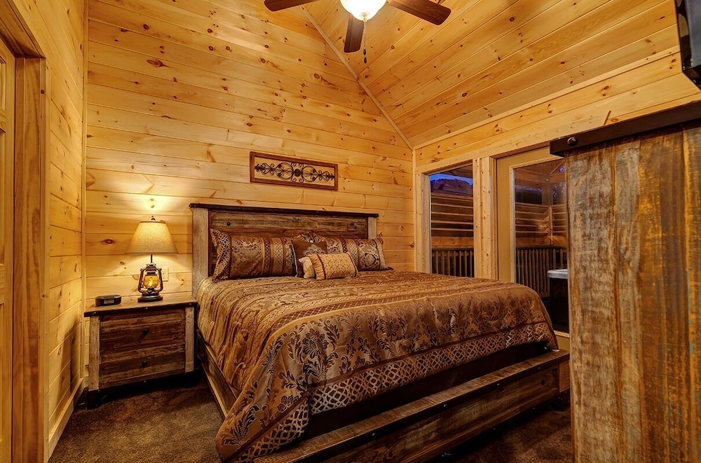 A Cozy Mountain Hideaway - 1 Bedrooms, 1 Baths, Sleeps 4 1 Cabin by RedAwning view 2