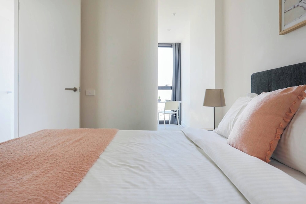 Southbank 2BR High City Views Enjoy Wine, Gym, Pool, Wifi