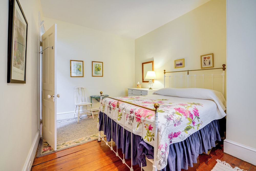 Walk to Beach: Cape May Home w/ Screened Patio!