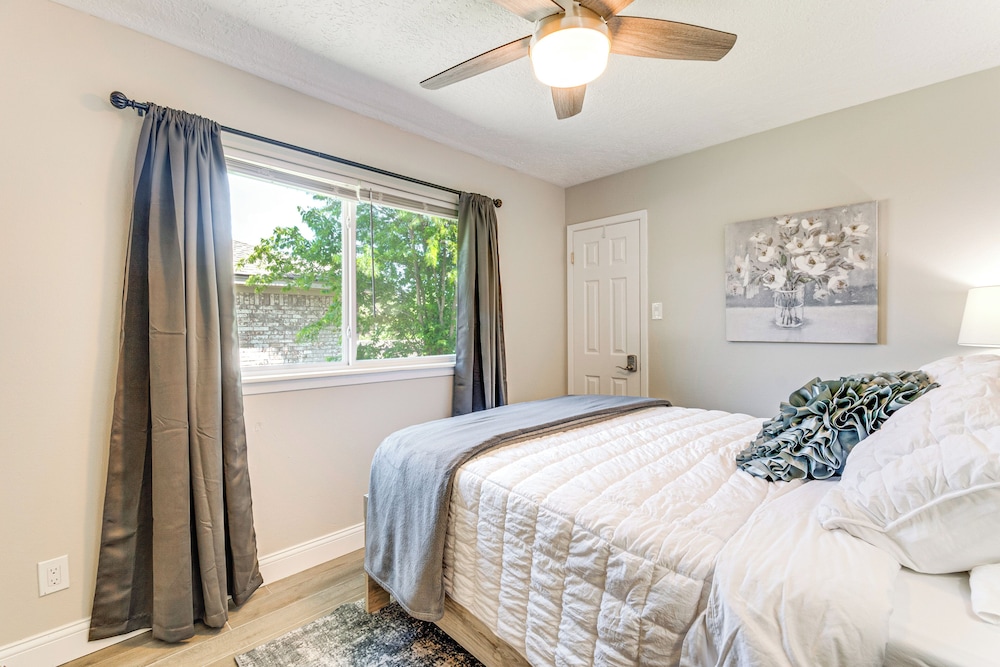 2 Mi to Texas A&m: Pet-friendly Duplex w/ Yard!