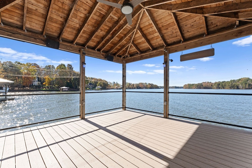 Sunset Pointe by Avantstay Waterfront Beach Fire Pit Sleeps 14 5bdr 4BA