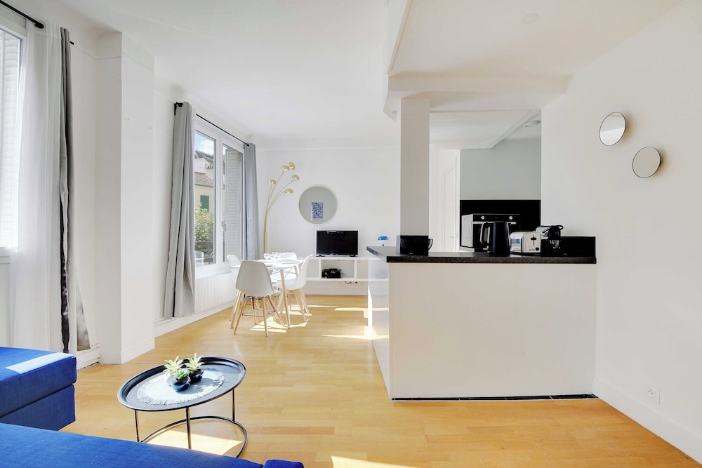 Cozy Apartment 2bdr/5p - in the Heart of Suresnes