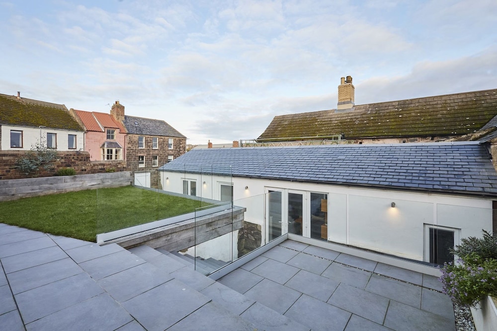 Host Stay Harrow Bothy