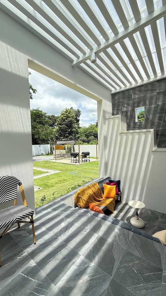 De Flourishing Hill Escape, Cha Am