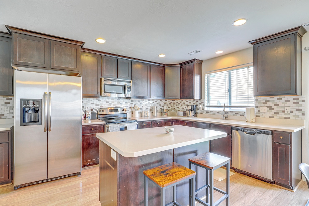 9 Mi to Downtown Slc: Peaceful Home w/ Pool Access
