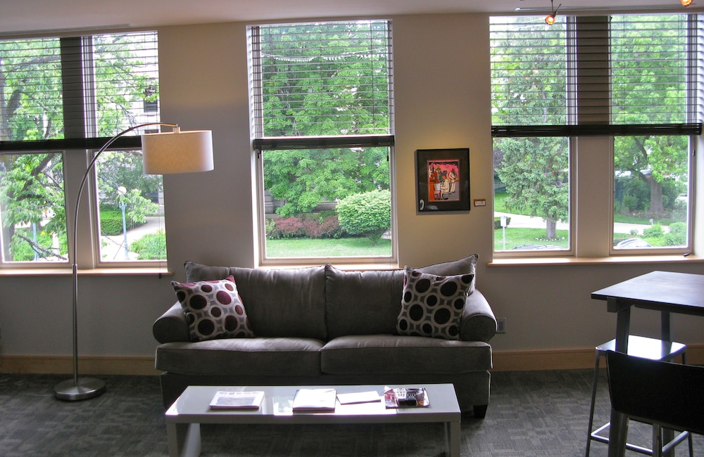 Bloomington Vacations - Suites at 118 - Property Image 5