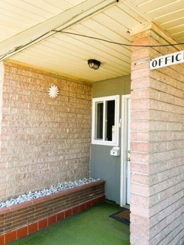 Riverton Vacations - Love Hotels Desert Inn  RV by OYO at Boysen Wind River WY - Property Image 2