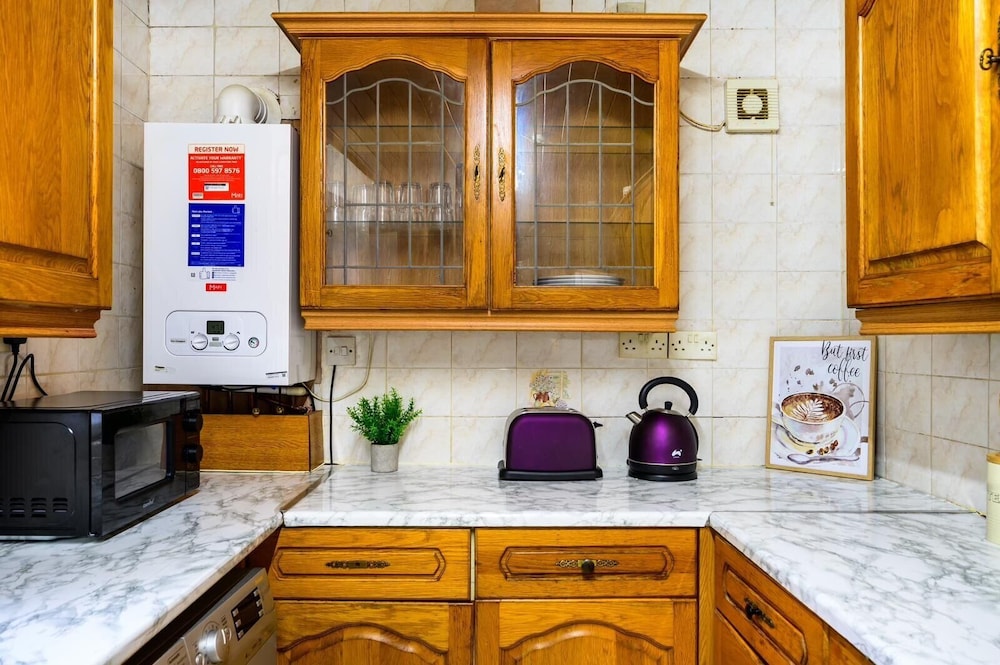 Rochdale Retreat - Spacious 4-bed House 8 Beds