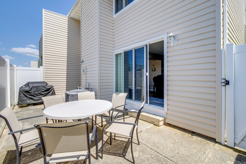 Walk to Brigantine Beach: Condo w/ Furnished Patio