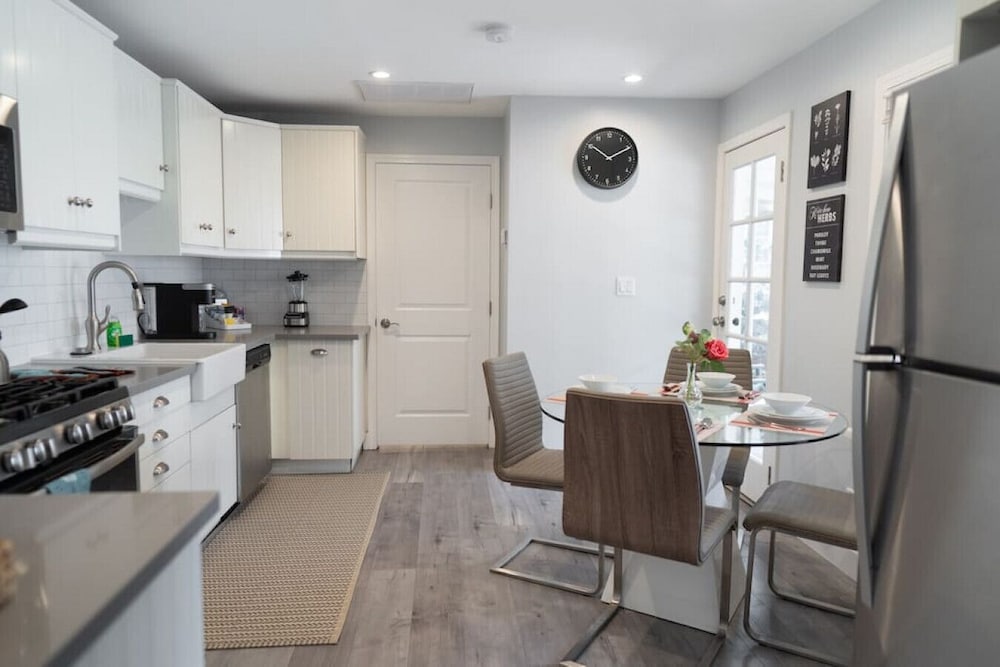 Updated 1BR House in Glendale With Private Fenced Yard p55