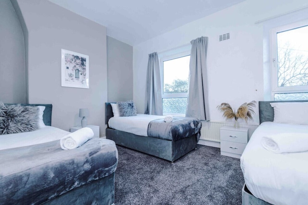 Comfy Four Bedroom House with parking