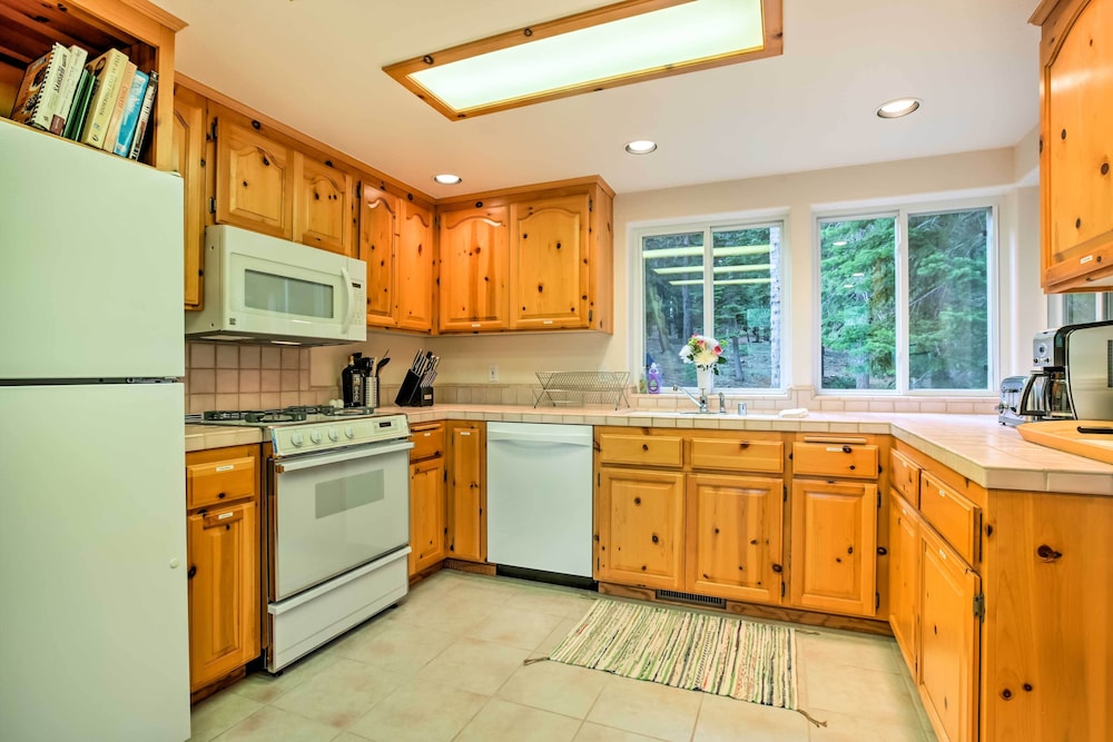 Lake Tahoe Vacations - Tahoe Donner Cabin: Deck, Trail Access, EV Charger - Property Image 22