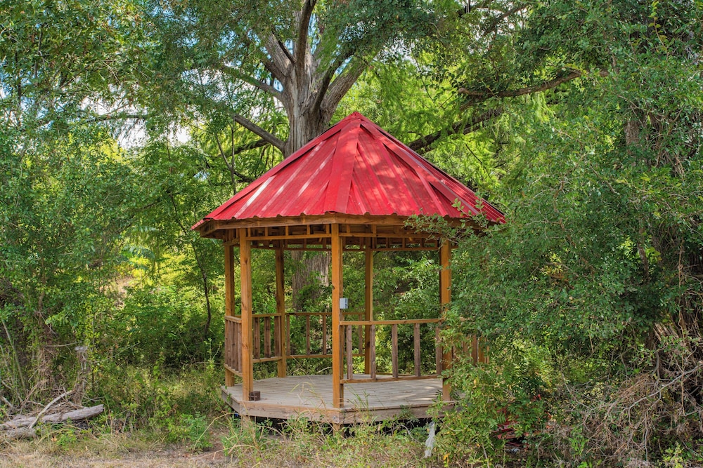 Mendelbaum Winery Guest Cabins