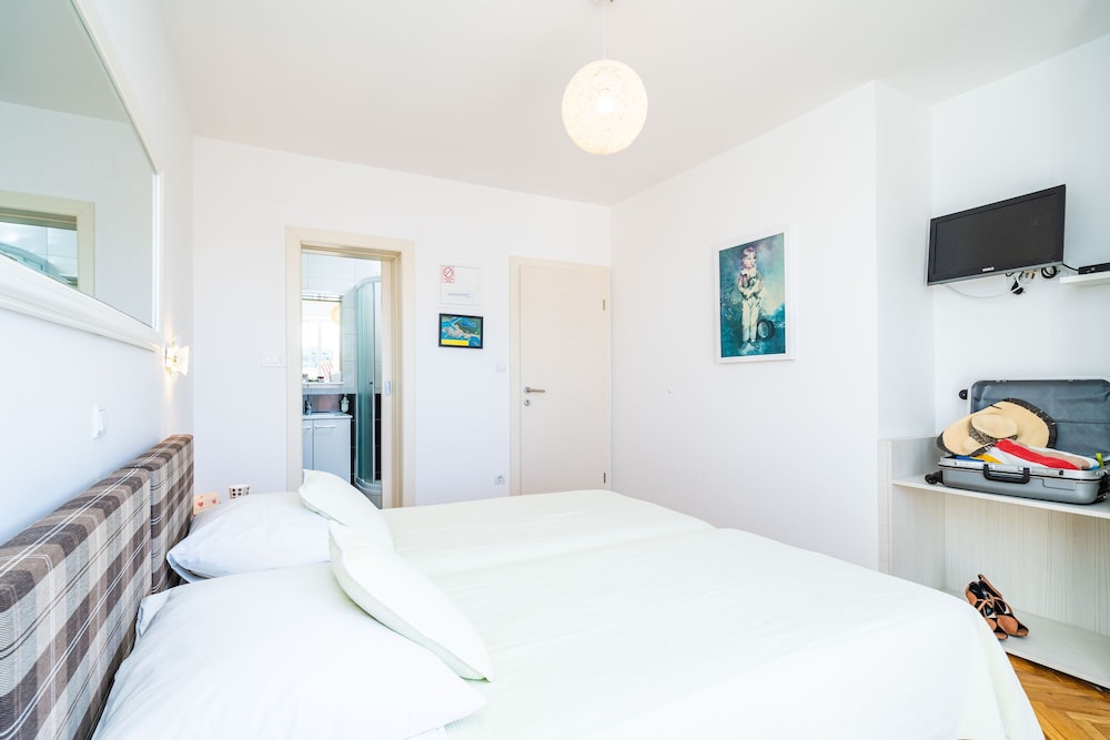 Jele Rooms