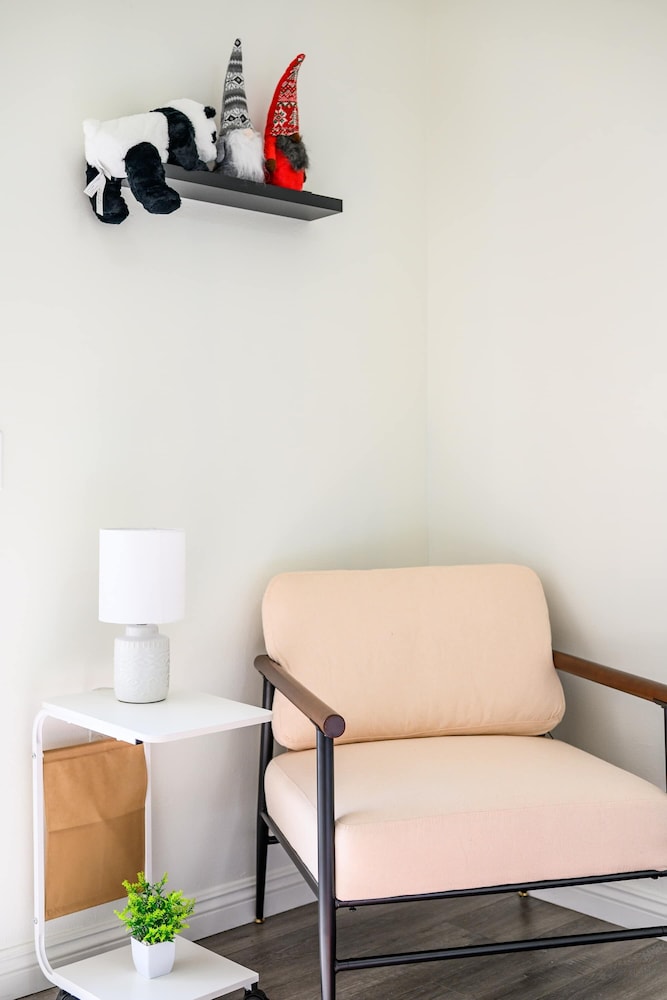Modern Hotel-style Suite in Monterey Park Near LA