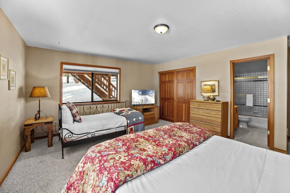 Lake Tahoe Vacations - 4 Bedroom Home at 392 Skidder Trail by RedAwning Save 10 on 3 Nights, 15 on 5 Nights! - Property Image 26