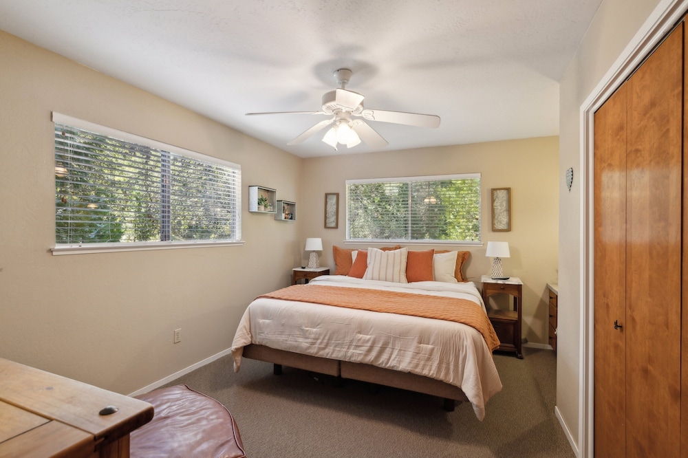 Whispering Pines Retreat 5 Bedroom Home by Yosemite Region Resorts