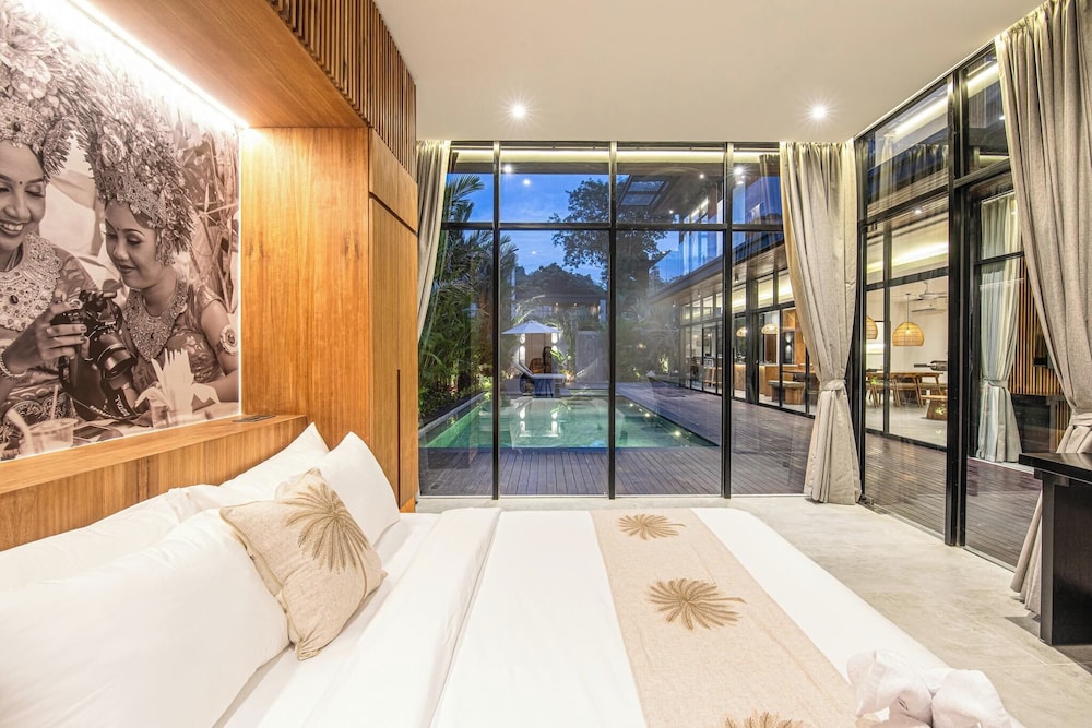 Elegant 6BR Canggu Villa Steps From the Ocean