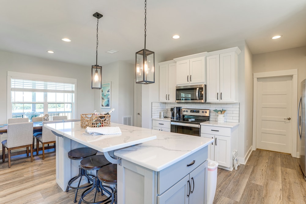 5 Mi to Lake Anna State Park: Modern Family Home!