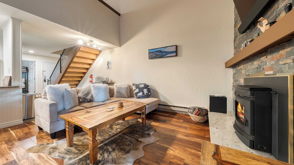 Crystal Pines Cozy Lake Tahoe Escape With Fully Equipped Kitchen and Balcony Views