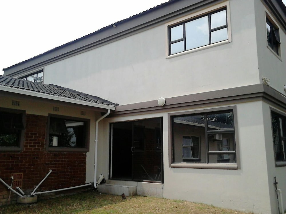 Remarkable 5-bed House in Springs & Nigel